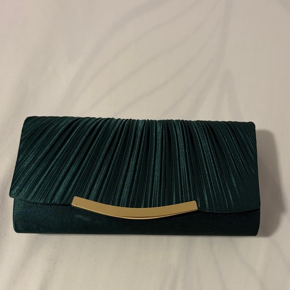 Handbags - Elegant Green Clutch with Gold Chain